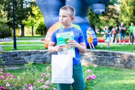 Ceremonia wręczenia nagród na podium przez Burmistrza Miasta Wisła